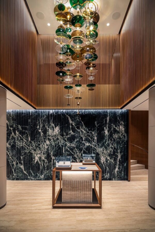 Interior de una exclusiva relojería de lujo reformada en Valencia con diseño moderno y materiales nobles.