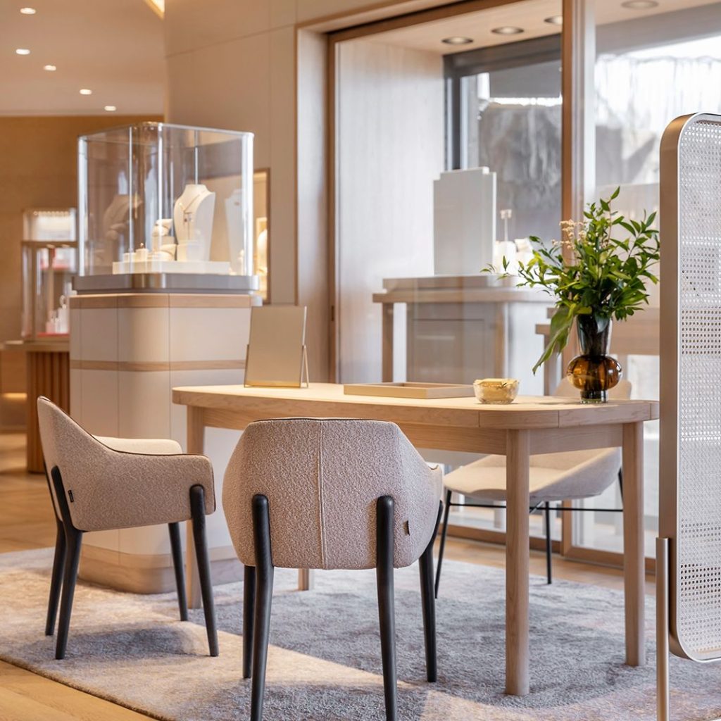 Interior de una joyeria de lujo